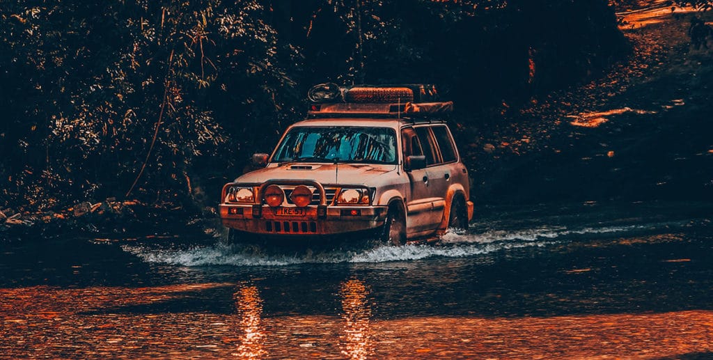 Photo d'un 4X4 roulant dans l'eau sur la Kimberley Road dans le Territoire du Nord en Australie.