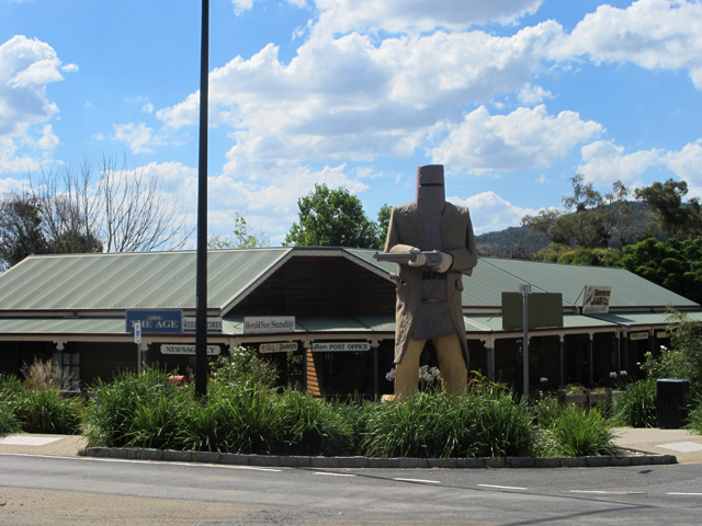 glenrowan dans le victoria avec une statut de ned kelly