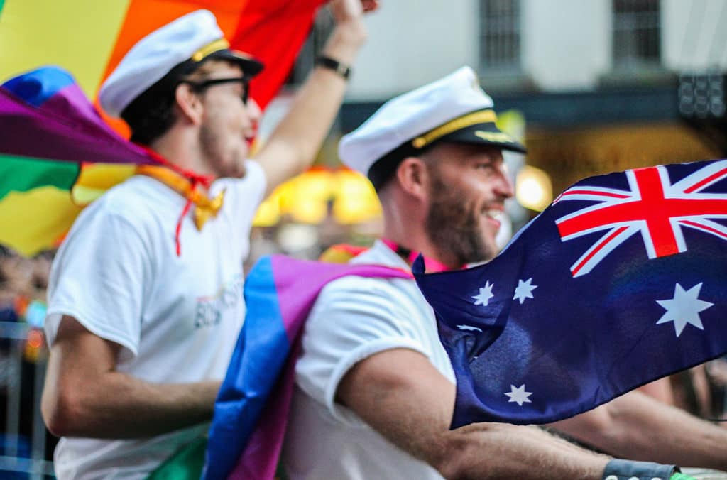 couple homosexuel sur une moto lors de la parade Mardi Gras à Sydney