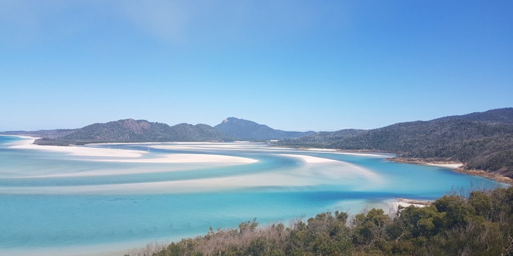 Whitehaven beach dans les whitsundays en Australie, un lieu paradisiaque à découvrir.