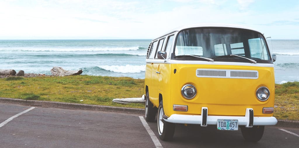 van jaune sur le bord de la plage en Australie, un pays idéal pour tenter la vanlife