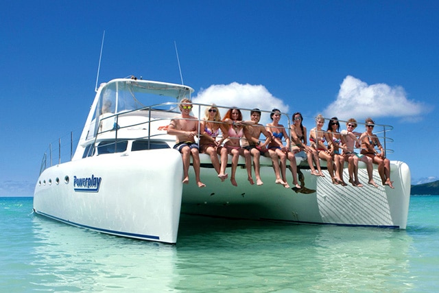 Photo d'un groupe de jeunes sur un catamaran dans les îles Whitsunday en Australie