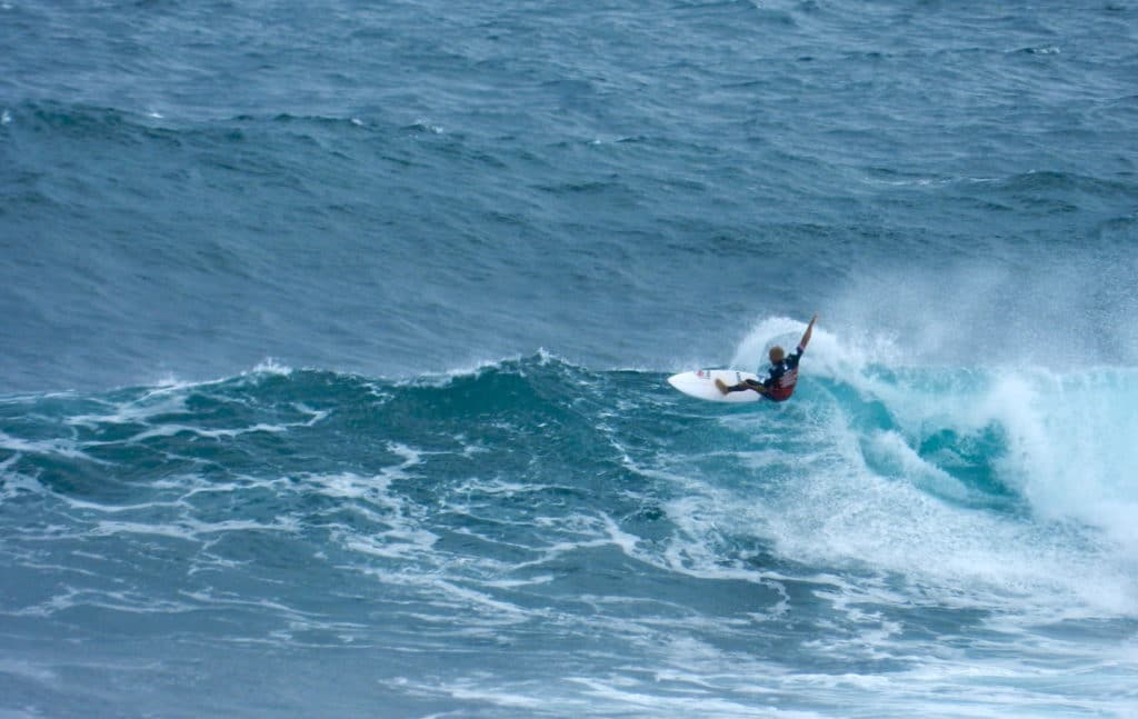 surfer à Triggs Beach, Scarborough, WA