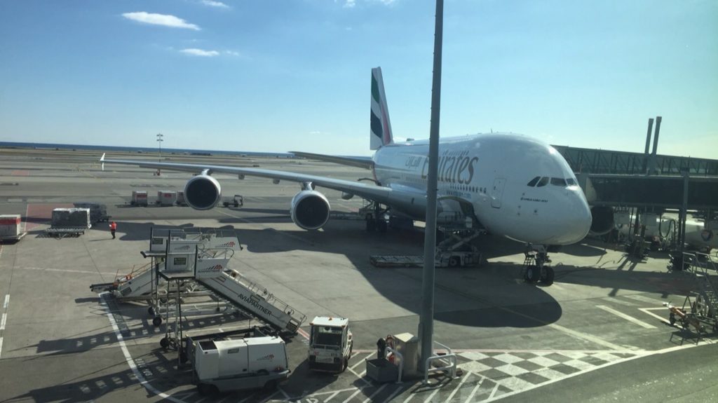 Avion dans un aéroport qui va faire un vol Paris-Sydney avec la compagnie Emirates