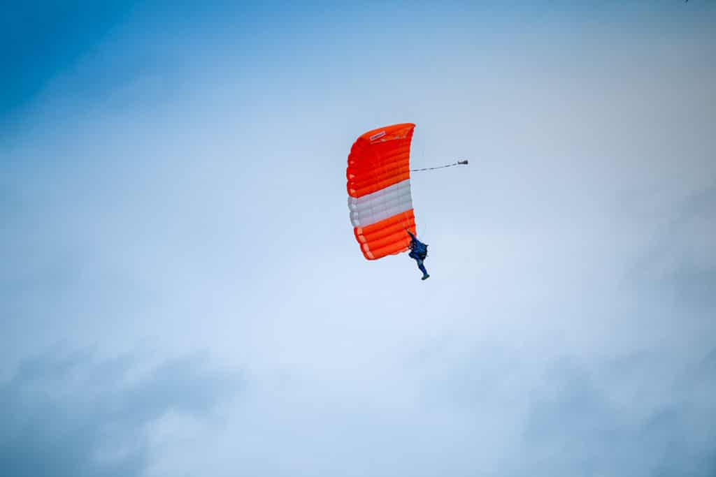 Personne sautant en parachute en Australie après avoir réservé son excursion avec l'agence de voyage We are travellers