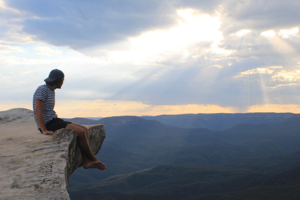 Homme assis sur un point de vue depuis les Blue mountains à Sydney en Australie.