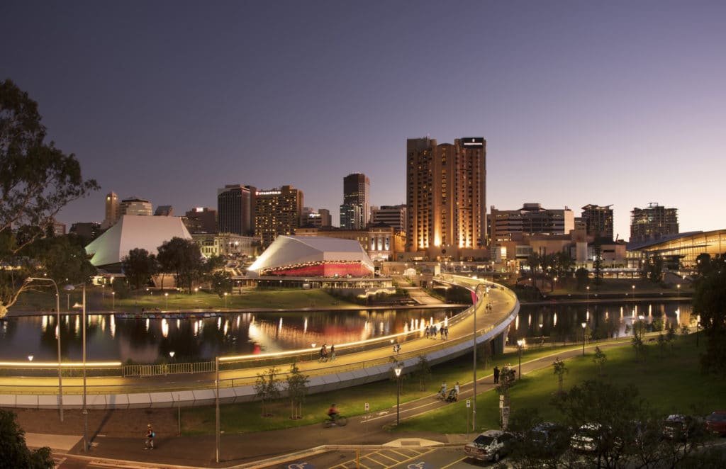 Vue de nuit de la ville d'Adelaide, qui peut etre un bon choix pour son arrivée en Australie en PVT