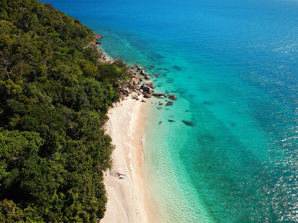 vue aérienne de fitzroy island dans le queensland en Australie