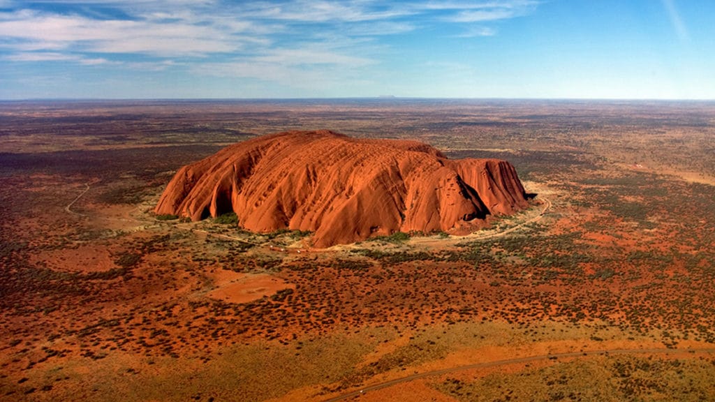 vue aérienne d'uluru, rocher sacré d'Australie.