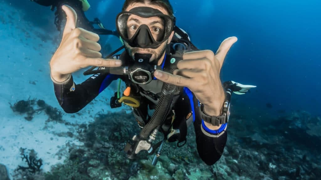 Plongeur sur la grande barrière de corail en Australie