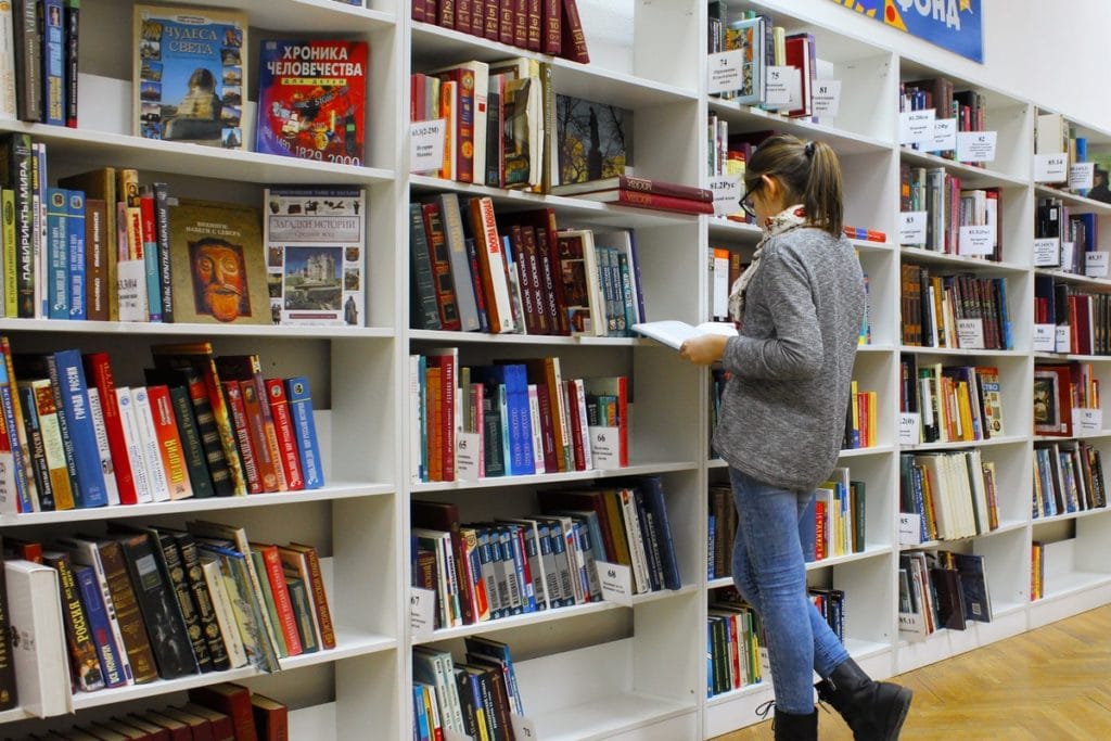 étudiante à la bibliothéque se renseignant sur son assurance santé