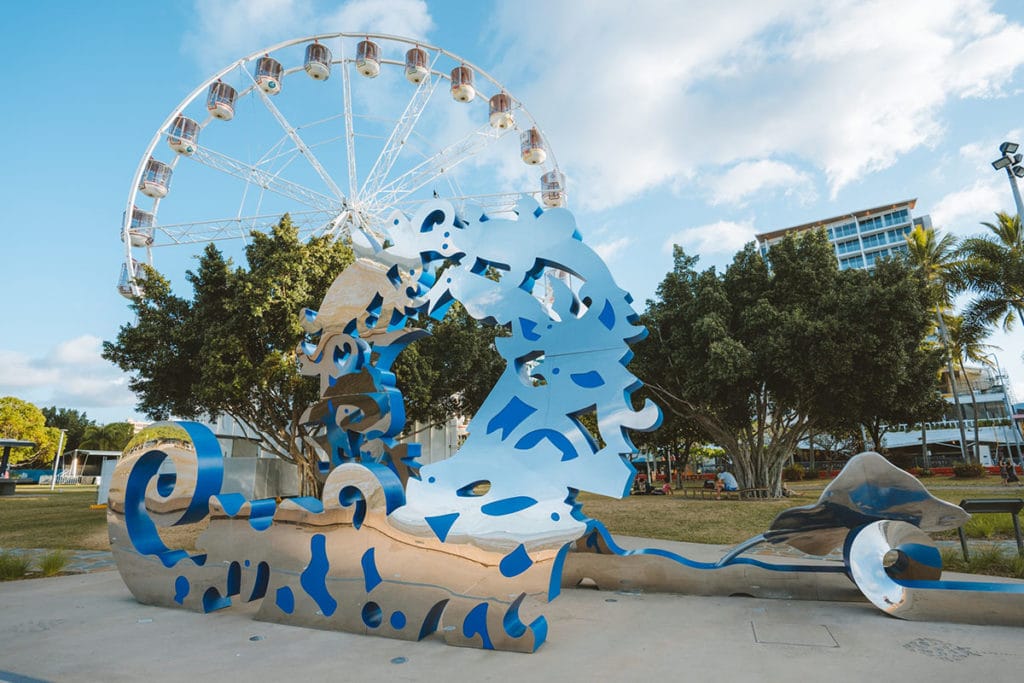 Grande roue et sculpture à Cairns en Australie