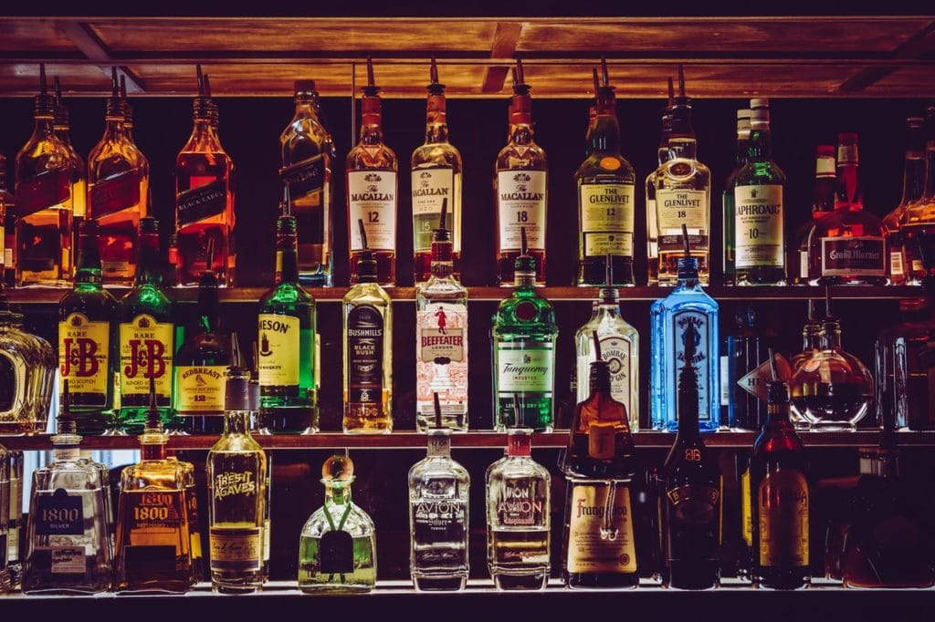 Bouteilles d'alcool comme MacCallan, Beefeater, etc dans un bar en Australie dans le Victoria