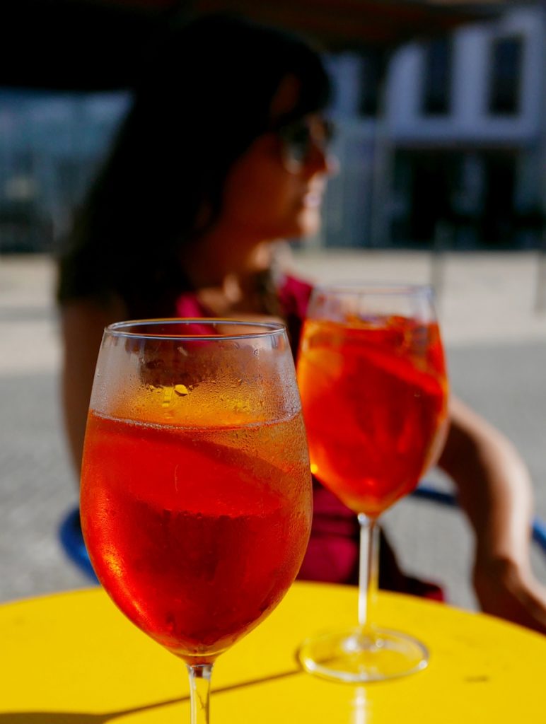 Boire un verre en terrasse en France - Réussir son retour en France après un PVT