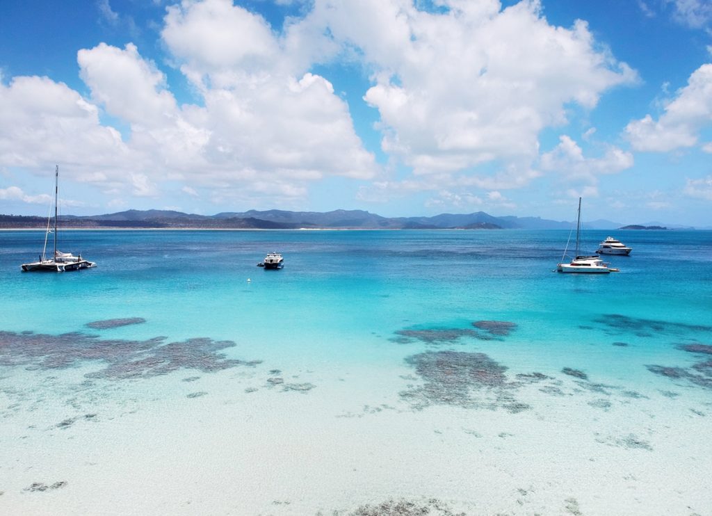 plage de sable blanc des whitsunday islands en australie