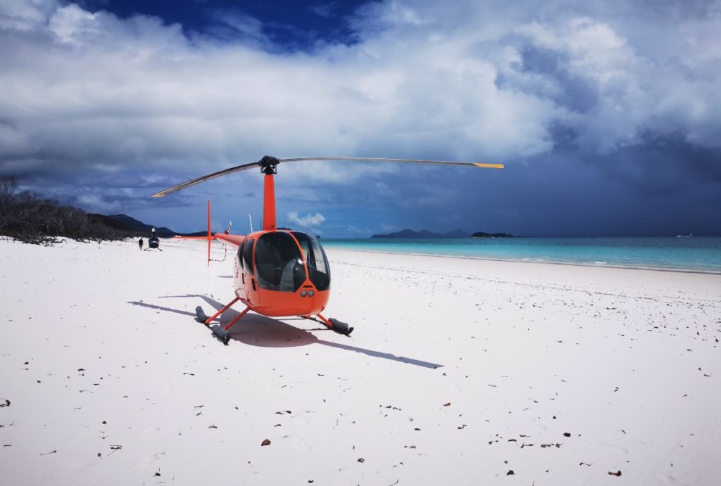 hélicoptére posé sur la plage de whitehaven beach en australie - whitsunday islands vols panoramiques