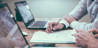 Faire son CV australien â Guide & Exemples 2026 Deux hommes qui Ă©crivent un projet en marketing