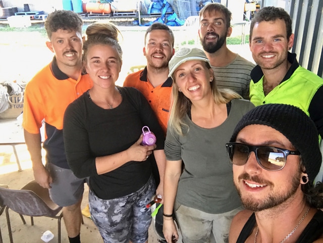 Photo de groupe de jeunes travaillant en ferme en Australie