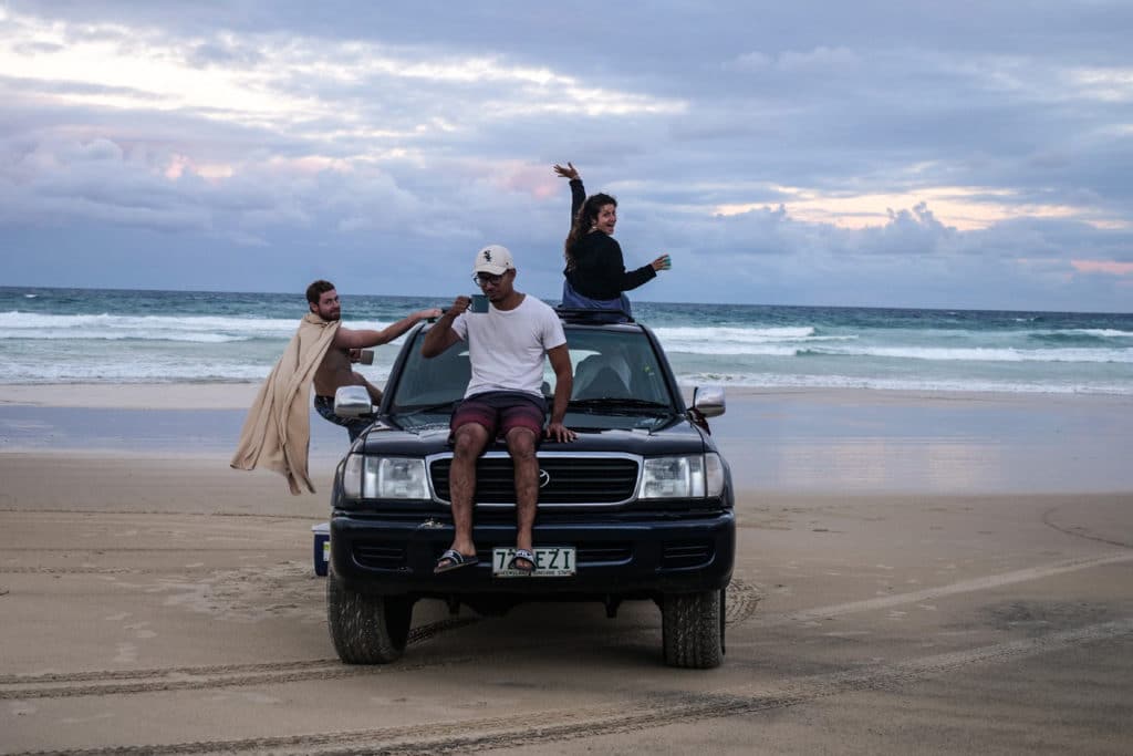 Jeunes assis sur leur 4x4 pendant leur PVT en Australie