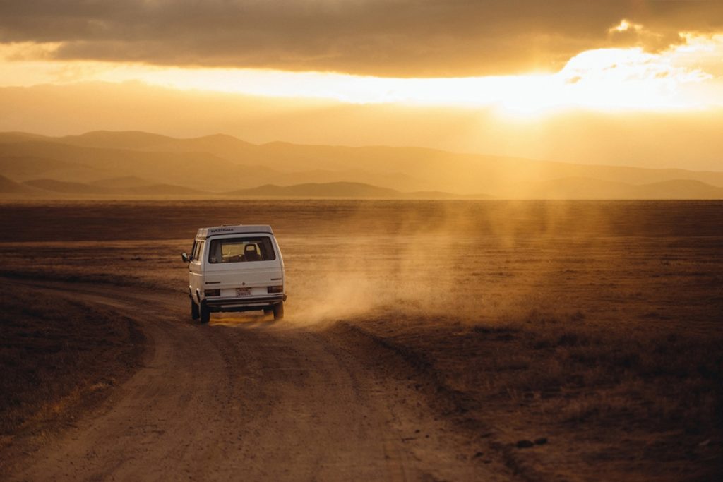 Un van qui roule sur un chemin dans l'outback australien