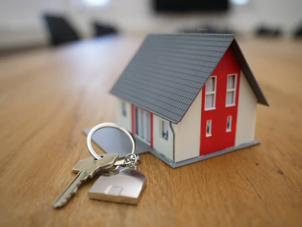 Photo d'une maison miniature avec clé de l'entrée pour une personne ayant trouver un logement à louer en Australie