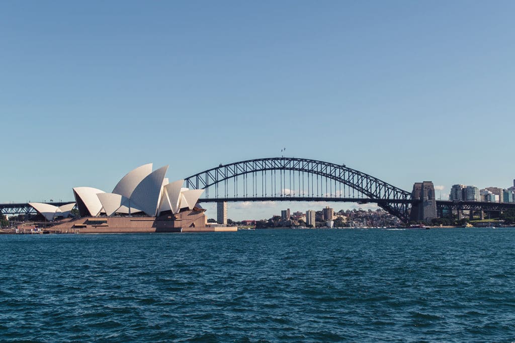 Opera de Sydney et pont de Darling Harbour pour sa ville d'arrivée en Australie