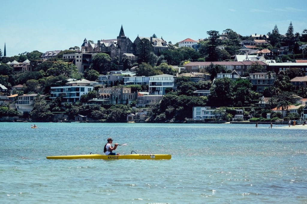 Personne faisant du kayak dans la baie de Sydney en Australie