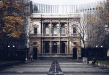 devanture d'un grand établissement universitaire en australie