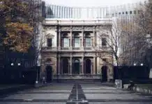 devanture d'un grand établissement universitaire en australie