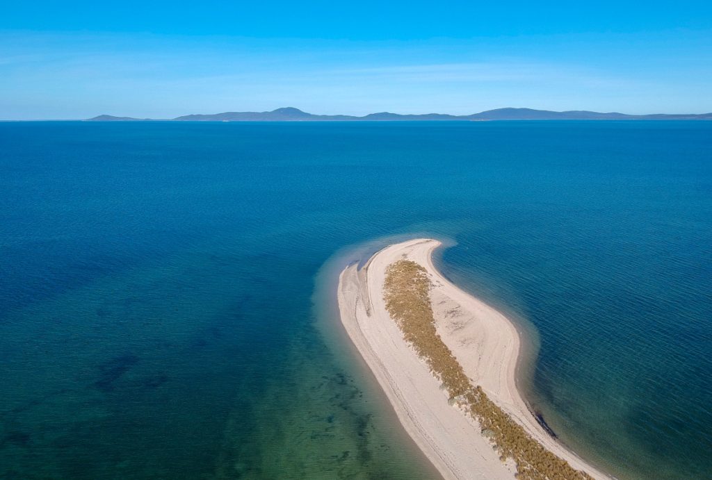 Etendue de sable en pleine mer avec vue sur les montagnes au Wilsons Promontory National Park