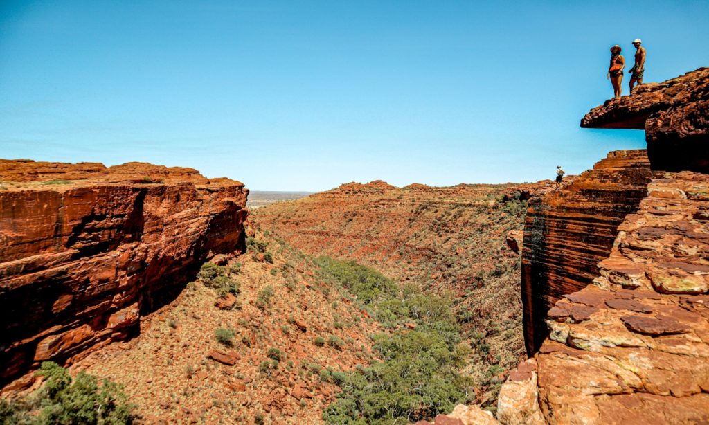 Deux personnes sur le bord du canyon à Kings Canyon en australie