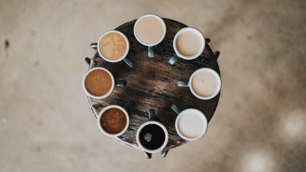 Vue aérienne de plusieurs tasses de cafés lors d'une formation de barista en Australie