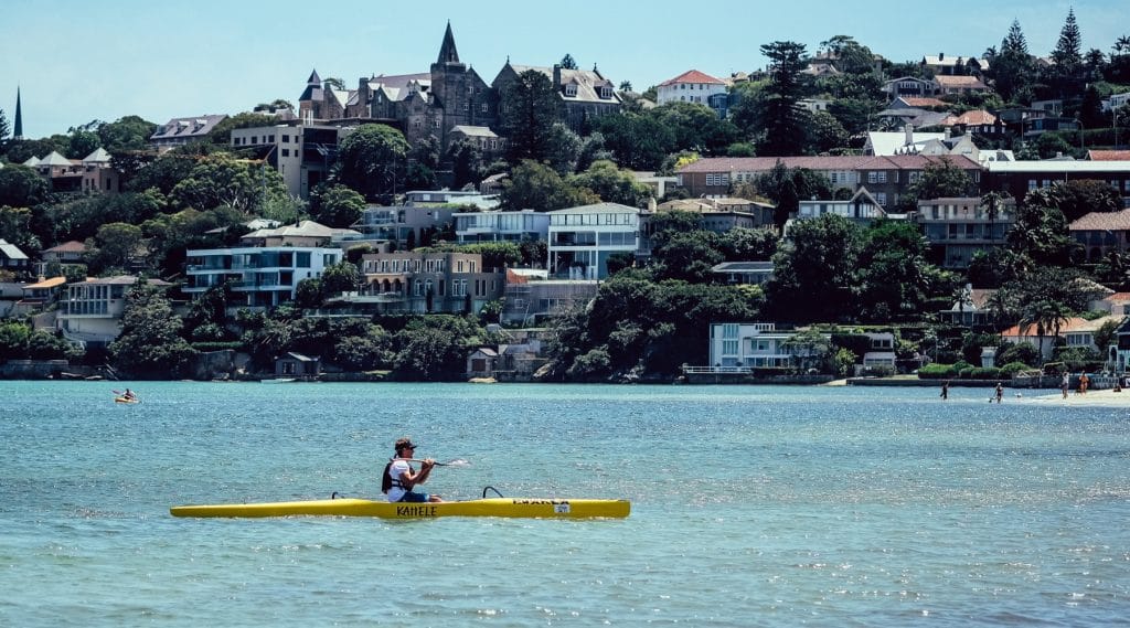 Homme faisant du kayak dans la baie de Sydney, en face de Rose bay