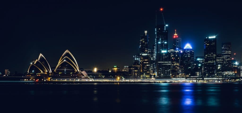 vue de nuit de la ville de Sydney, une ville où l'on peut sortir tous les soirs dans différents quartiers