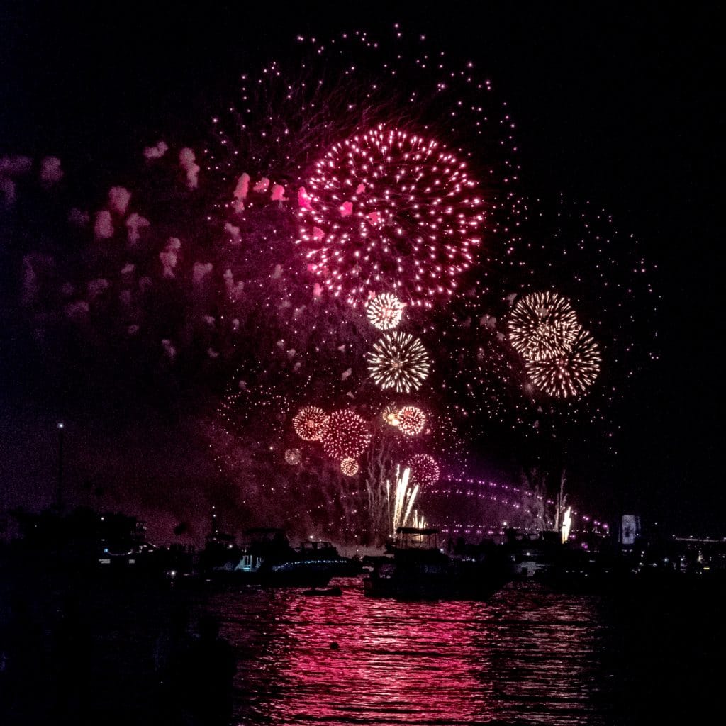 feu d'artifice. au dessus de la baie de sydney pour nouvel an