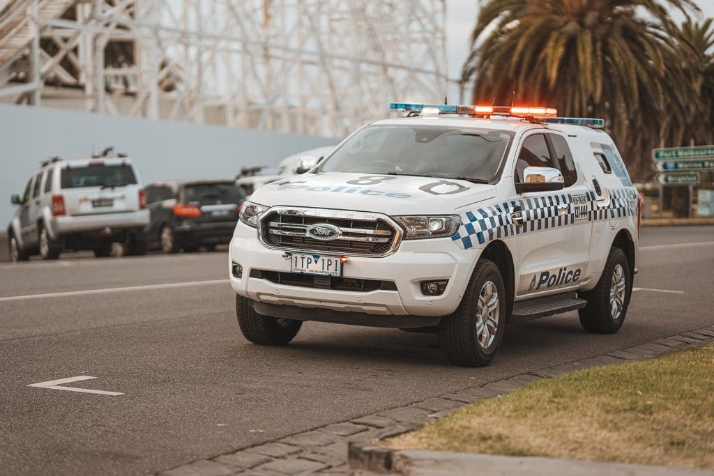 voiture de police en australie, composez le 000 en cas d'urgence