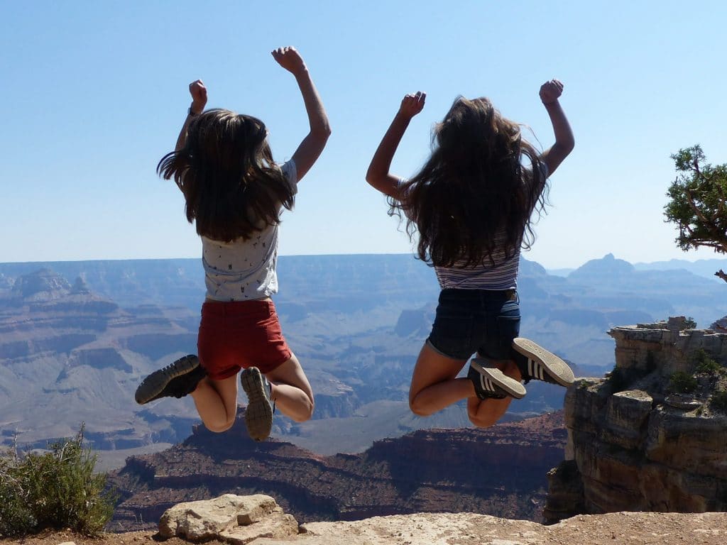 2 filles sautant en l'air après avoir choisi la bonne assurance santé pour leur voyage au pair en australie