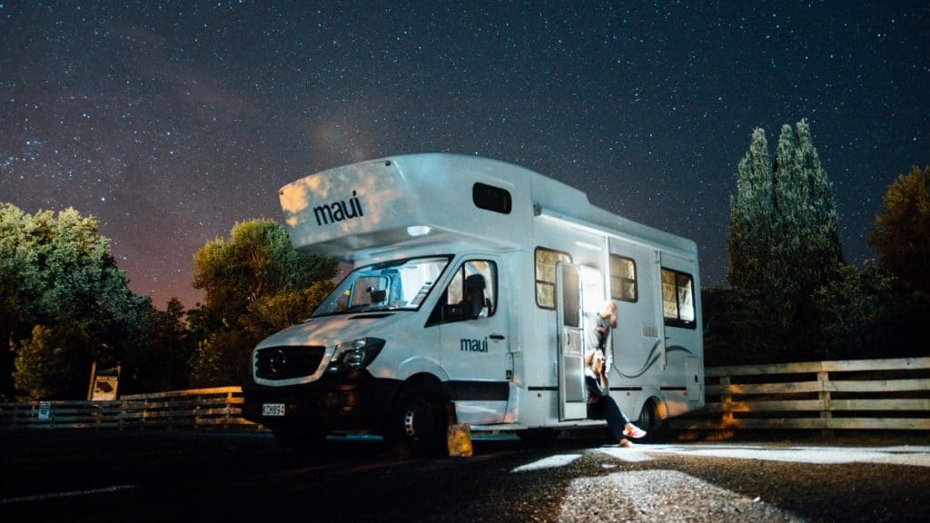 camping car Maui de nuit sur un parking en nouvelle zélande