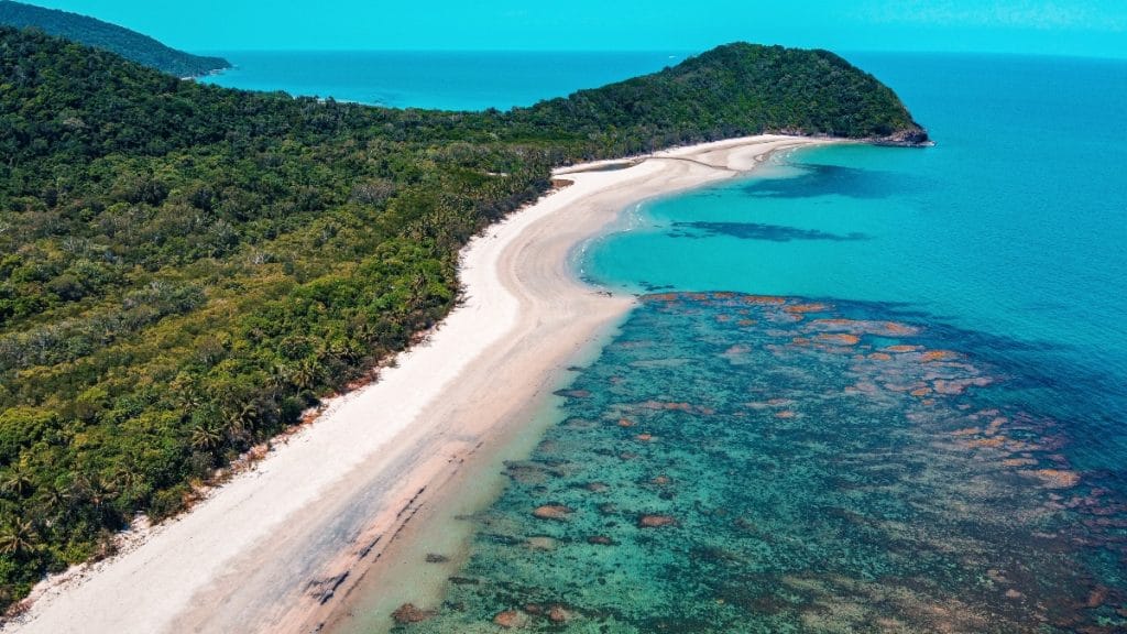 Plage de sable blanc et eaux turquoises à Cairns en Australie