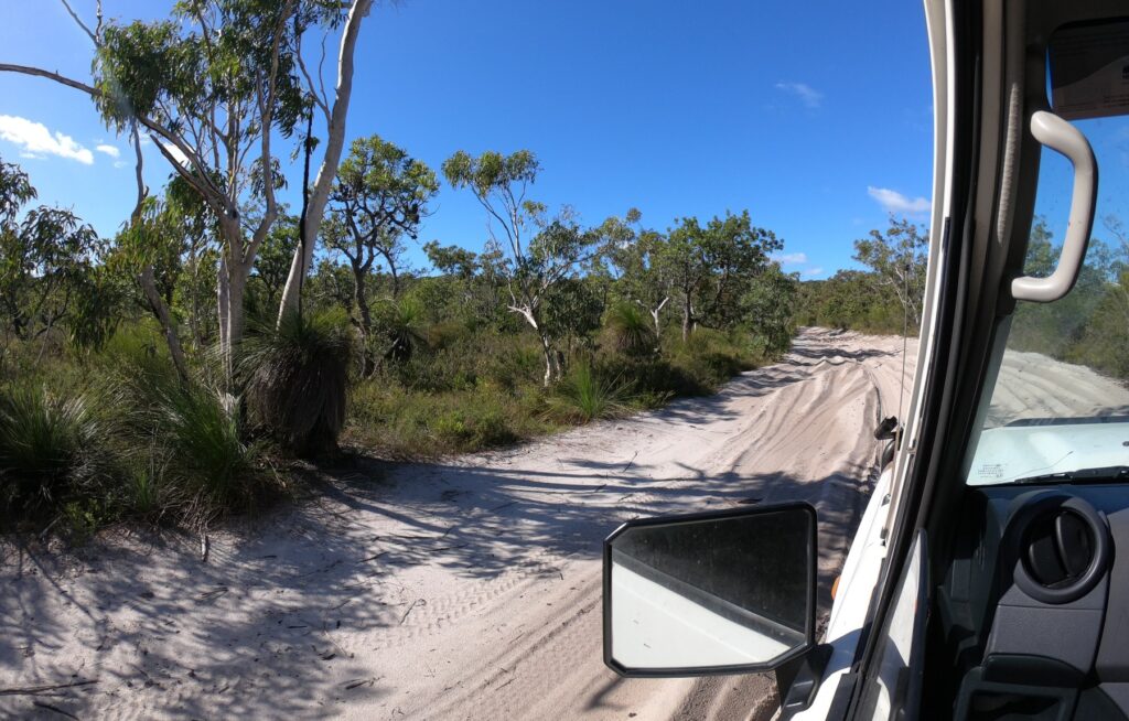 vue depuis la vitre d'un 4x4 sur Fraser island en Australie