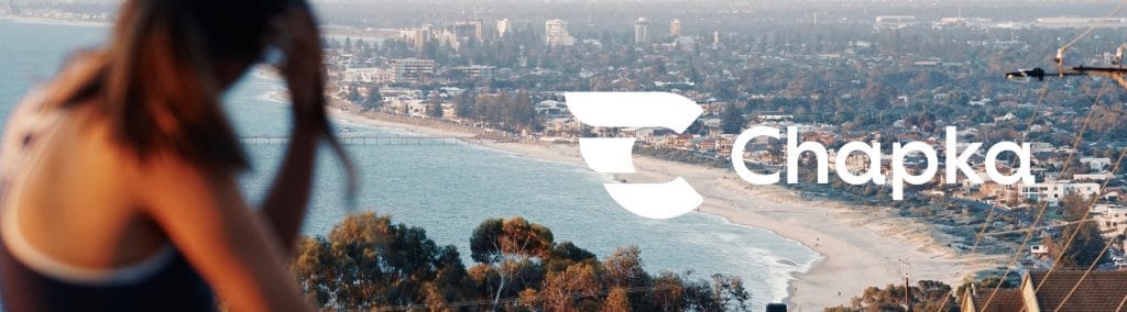 Femme avec paysage en arrière plan avec logo de Chapka Assurances