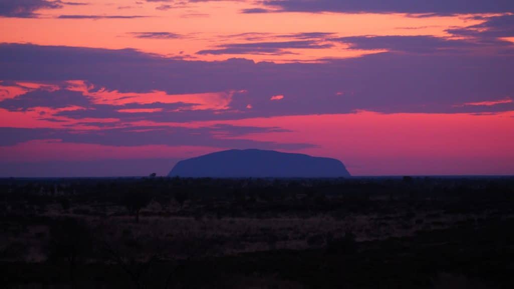 Coucher de soleil sur Uluru, le rocher sacré d'Australie