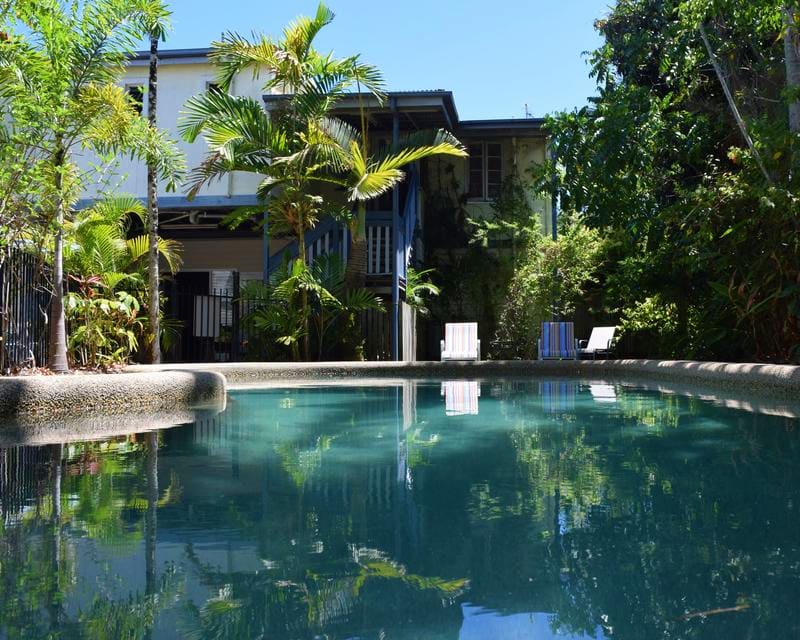 Piscine d'une auberge de jeunesse sous le soleil à Cairns