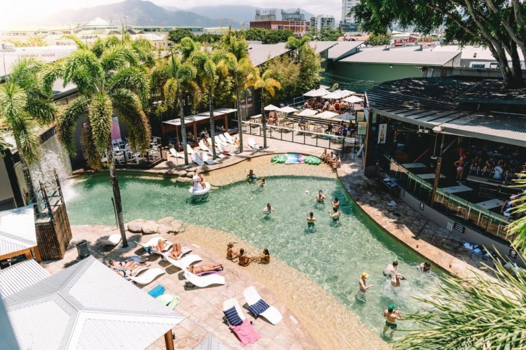 Piscine d'un hostels a Cairns sous le soleil et la chaleur