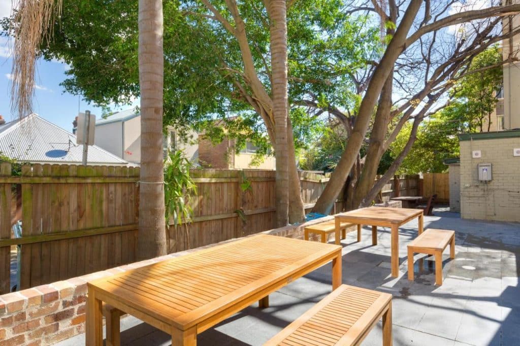 Terrasse de l'auberge de jeunesse de The Village à Glebe en Australie.