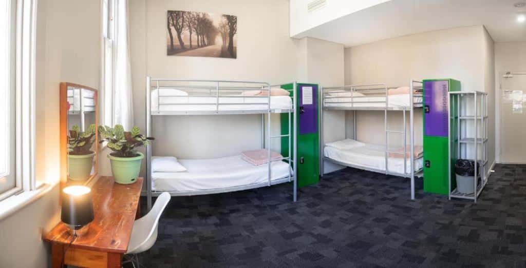 Exemple de chambre type avec lits superposés dans l'auberge Big Hostel Backpackers à Sydney en Australie