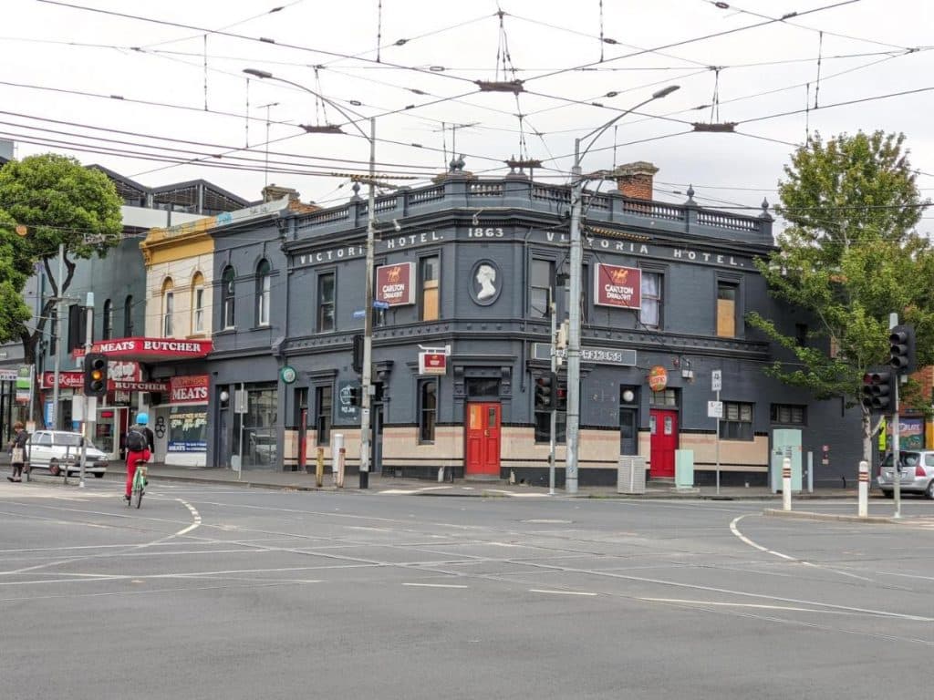 Photo extérieure d'une Queen Victoria Hostel en plein cœur de Melbourne avec des passants devant