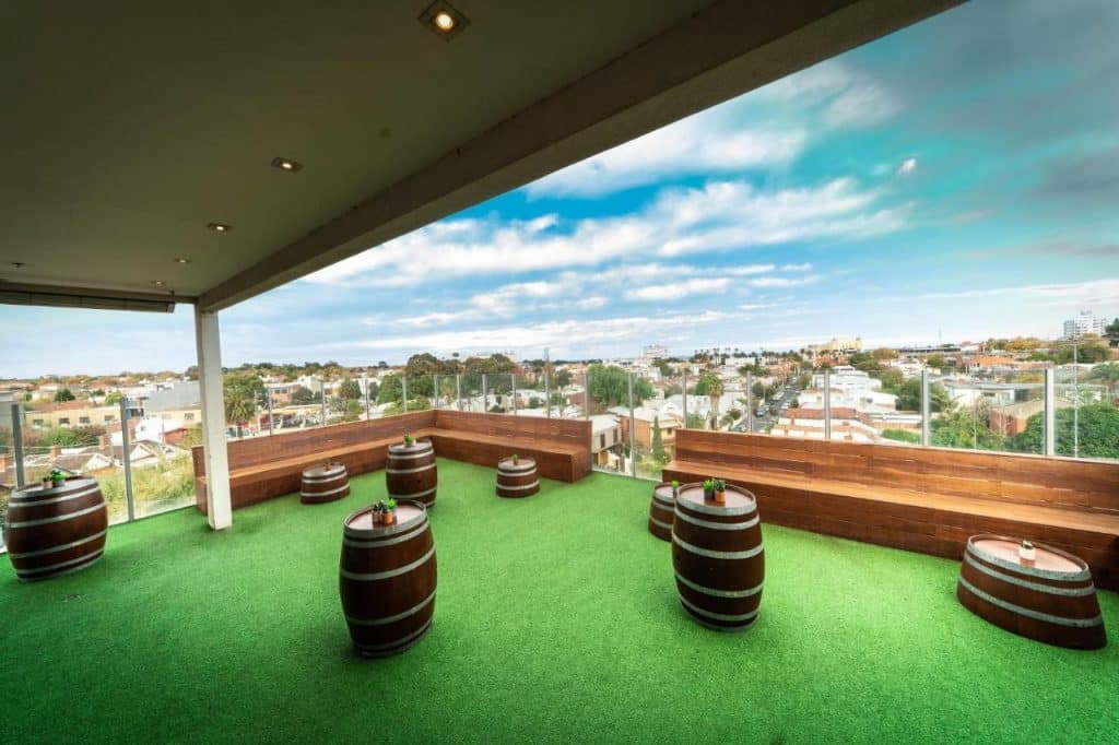 Rooftop d'une auberge de jeunesse qui survole la ville avec vue panoramique 360 degré