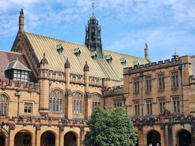 photo de la court de l'université de Sydney avec une vue sur la facade et les toits