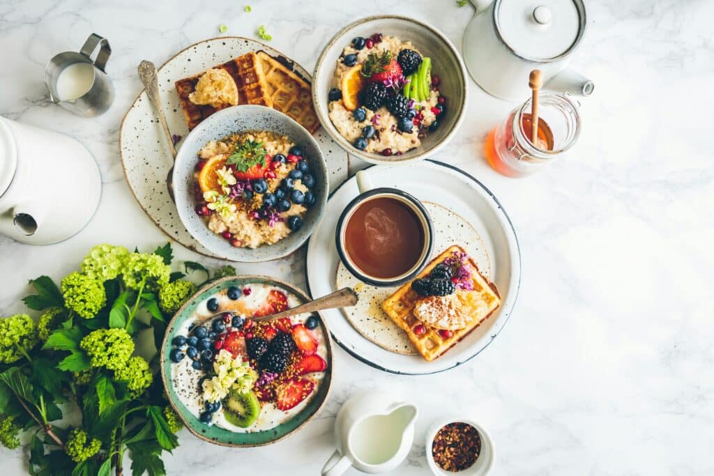 Table avec repas vue de haut après avoir reçu sa livraison Uber Eats.